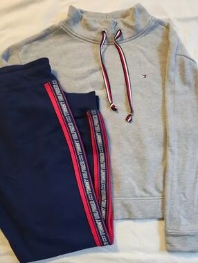 Tommy Hilfiger Set Light Gray Sweatshirt with Navy Side-Strip Pants
